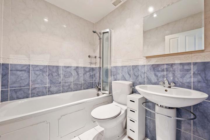 Beautiful apartment, over looking tranquil gardens & private parking   Russell Lodge. Spurgeon Street, London Bridge